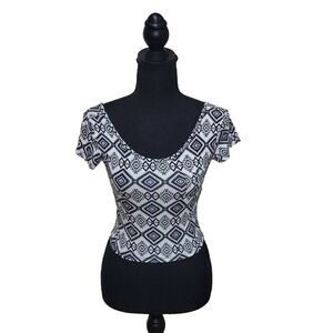 Noelle Short Sleeve Scoop Neck Crop Top